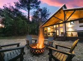 NEW Farmhouse-Chic Cabin with Hot Tub & Firepit