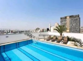 Studio Black House com garagem gratuita, piscina, ao lado do metrô e 25 de março