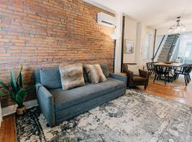 Comfy renovated townhome - heart of Downtown Lancaster，位于兰开斯特的酒店
