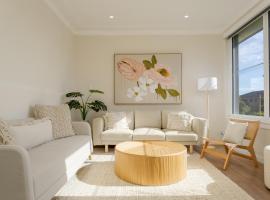Idyllic 4-Bed Home With Alfresco Area Near Beach，位于Deewhy的酒店
