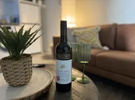 New Listing Loft Apt & A C in Heart of Devonport