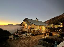 Moksham Himalayan Campsite Pangot，位于奈尼塔尔的豪华帐篷