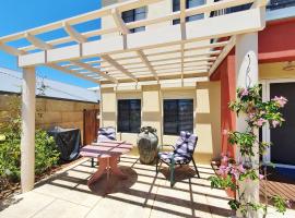 Dolphin Beach House - Wannanup, Mandurah between the estuary and the ocean，位于Wannanup的酒店