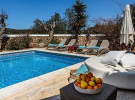 Ferienhaus mit Privatpool für 10 Personen ca 250 qm in San Antoni de Portmany, Ibiza Westküste von Ibiza，位于圣若法尔萨克鲁的酒店