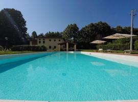 Ferienhaus mit Privatpool für 27 Personen ca 346 qm in Monsagrati, Toskana Provinz Lucca，位于Monsagrati的酒店