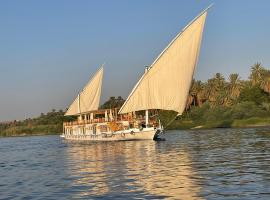 Dahabiya Nile Sailing-Every Monday 4 Nights from Luxor-Every Friday 3 Nights from Aswan，位于卢克索的船屋