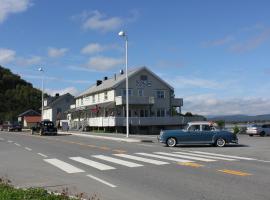 Ulvsvåg Gjestgiveri og Fjordcamping AS，位于Ulvsvåg的旅馆