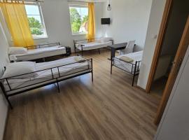 Hotel Średzka Korona，位于希隆斯克地区希罗达的酒店