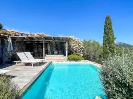 Belle bergerie avec piscine chauffee surplombant la baie de Santa Giulia