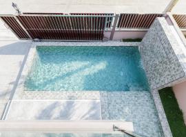 联排别墅 3房3卫 社区带泳池健身房 步行街20分钟车程，位于Ban Pa Tai的带泳池的酒店
