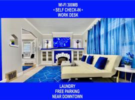 The Sapphire Haven - Your Old Brooklyn Oasis Awaits Families, Couples, Business Travelers Near Downtown With Parking, 300 MB WiFi & Self Check-In，位于克利夫兰的别墅