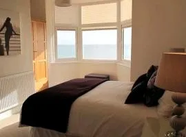 Ivy House - Seafront house with garden seating and stunning sea views! - Ocholo Villas