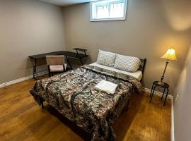 Budget Stay in Kitchener- Near Town Centre- Food, Shopping, Transit K3，位于基奇纳的宠物友好酒店
