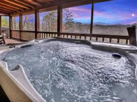 Mountain Views Hot Tub FirePit Close to town，位于蓝岭的乡村别墅