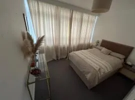 High-rise double bedroom in my apartment - sea views and 4 minutes from beach and shops!