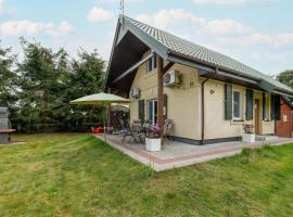 Beautiful House with a Garden for 6 People in Budzistowo by Renters，位于科沃布热格的酒店