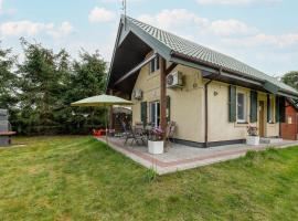 Beautiful House with a Garden for 6 People in Budzistowo by Noclegi Renters，位于科沃布热格的酒店