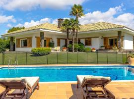 Picturesque Costa Brava Countryside Villa，位于莱斯普拉内斯德奥斯托莱斯的酒店