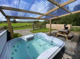 Forest View Cottage - Private Hot Tub，位于Ballynameen的别墅