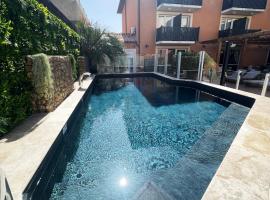 克拉普之家酒店，位于纳博讷普拉日的带泳池的酒店