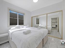 Fairfield 1B Granny Flat Sleep up to 4 ppl，位于费尔菲尔德的酒店