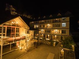 The Village Manali- Café, Bar & Bistro，位于马拉里的酒店