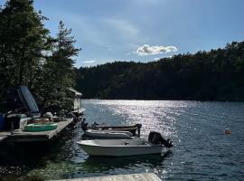 Summerhouse in south of Norway with privat boat house.，位于阿伦达尔的别墅