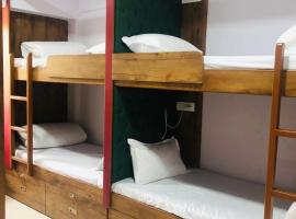 Everest Stays Rooms and Dormitory，位于孟买Santacruz的酒店