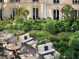 Hôtel Barrière Fouquet's Paris，位于巴黎查尔斯·戴高乐地铁站附近的酒店