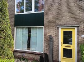 Hoekhuis met tuin op het zuiden.，位于豪达的公寓