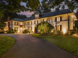 Boston Mansion Heated Pool Fire Pit Tennis，位于尼德姆的酒店