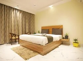 Hotel GOOD LUCK HOUSE For Family and International Guests Near Delhi Airport with Free Airport Drop