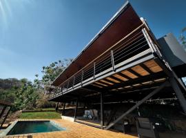 Casa Pelícano - Tropical house w' private pool and ocean views，位于普拉纳维瑙的别墅