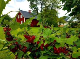 Gemütliches Ferienhaus in Uppvidinge mit Garten, Grill und Veranda，位于Klavreström的带停车场的酒店