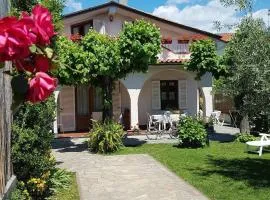 Villa im bekannten Strandort Forte dei Marmi mit schönem Garten und ruhig gelegen