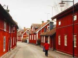 Stor villa i centrala Trosa intill Trosa ån och havet