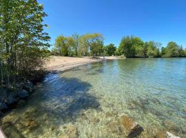 Cottage right across Lake Simcoe in Innisfil，位于Innisfil的别墅