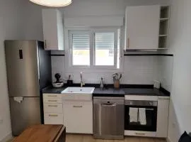 Apartamento con WiFi, patio y garaje privado