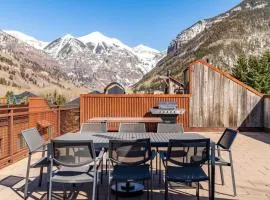 Ghostriders 10 by AvantStay Penthouse Suite w Large Patio Mountain Views