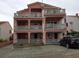 Apartments and rooms with parking space Povljana, Pag - 22707，位于波弗加纳的酒店