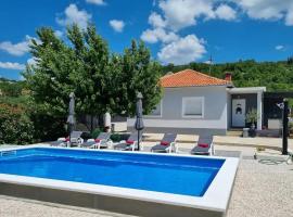 Family friendly house with a swimming pool Sestanovac, Zagora - 22984，位于Šestanovac的别墅