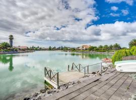 Lakehouse28 Waterfront Resort Living Encounter Bay - BYO Linen，位于Encounter Bay的酒店