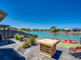 17 Matthew Flinders Dve Encounter Bay-No Linen Included-Waterfront，位于Encounter Bay的度假屋