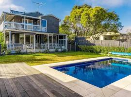 The Birkdale with Heated Pool by Ready Set Stay - BYO Linen and Towels，位于日落大道的酒店