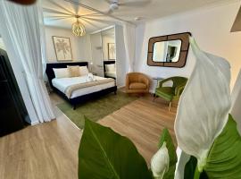 Luxe Palm Studio Villa - In the heart of Edge Hill，位于艾吉希尔的酒店