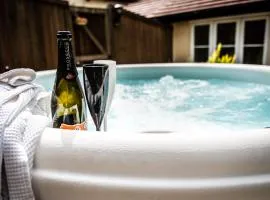 The Retreat, own hot tub, romantic escape, near Lyme Regis