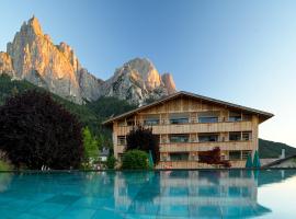 Artnatur Dolomites Hotel & Spa，位于修希塞斯-赛泽尔阿尔姆缆车附近的酒店