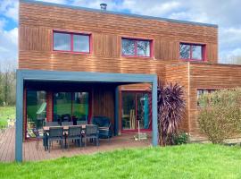 Maison 180m2, jardin clos, 2 terrasses, 5 mn Dinan，位于Vildé-Guingalan的酒店