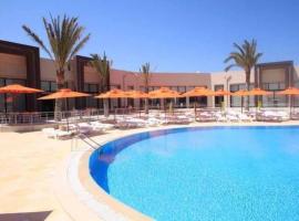 App S1 &agrave; l'h&ocirc;tel Andalucia Beach，位于比塞大的带泳池的酒店