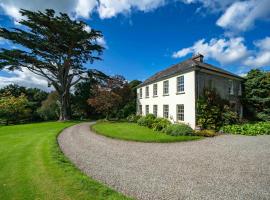 Large country house close to the sea in West Cork，位于Kilbrittain的乡间豪华旅馆